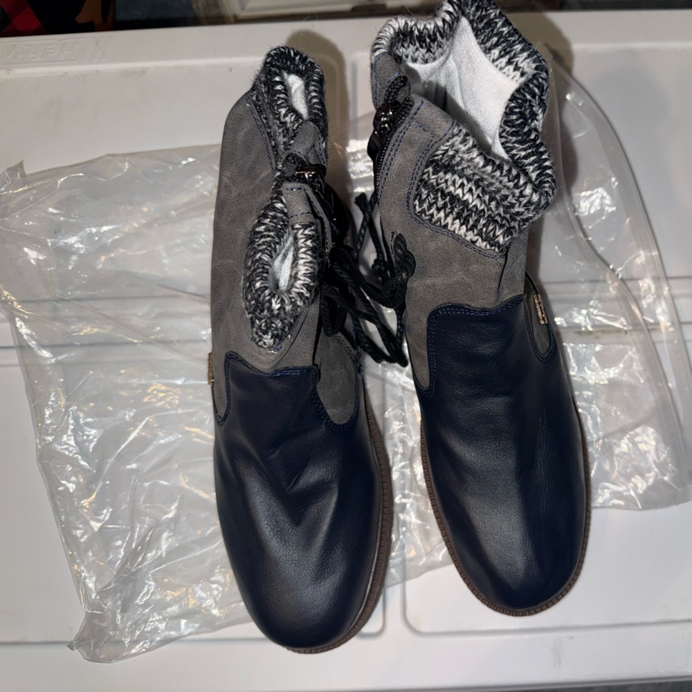 Women’s Casual Lace-Up Boots in Black and Gray